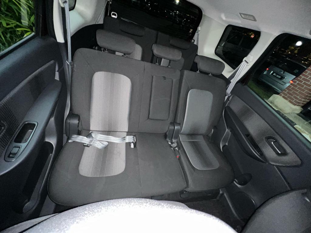 akb kereta dengan pemandu mpv 7 tempat duduk